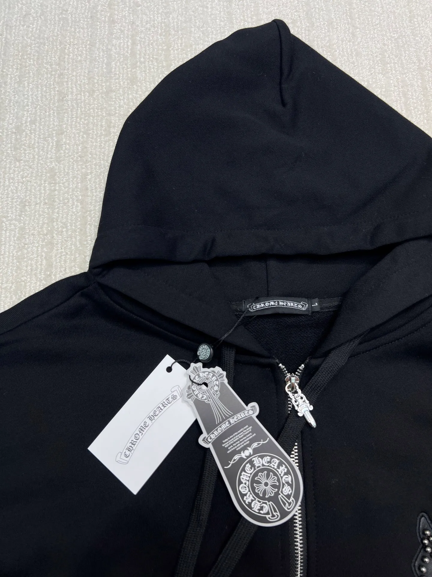 P370 𝗖𝗵𝗿𝗼𝗺𝗲 𝗛𝗲𝗮𝗿𝘁𝘀Cro Heart pure cotton terry zipper hooded jacket. High weight cotton double yarn 380g large terry fabric, fixed and dyed matching ribs, customized full set of accessories, clear letters and perfect restoration without difference. High-end atmosphere and full grade! The entire dress is exclusively customized with heavy craftsmanship, including burnt flowers and leather embroidery with Sanskrit text, and heavy custom-made bead blasting craftsmanship, which is perfectly combined with precise stitching! All wiring is special machine chain double wire, absolutely high quality craftsmanship!  Size: M L XL XXL
